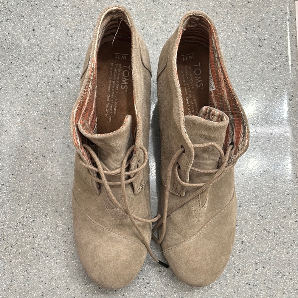 Toms Tan Lace Up Boots Suede Versatile